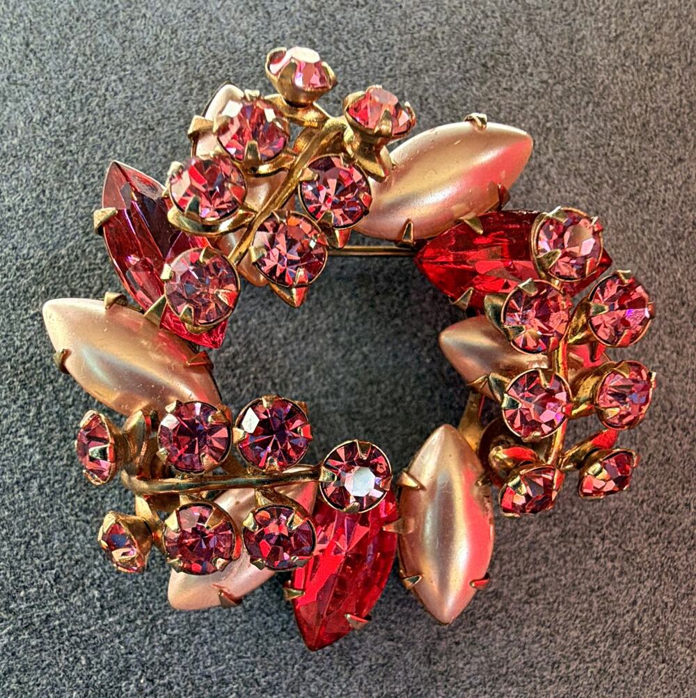 Unsigned Beauty Hot Pink Fushcia Chaton Rhinestone Gold Tone Multitiered Brooch
